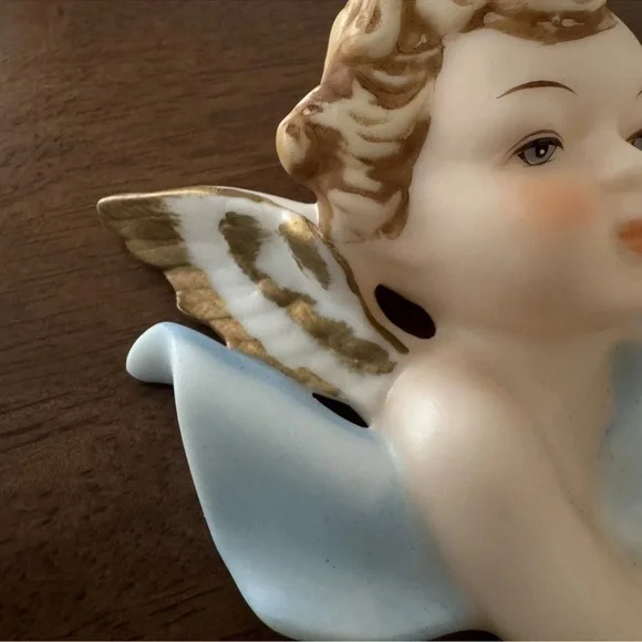 Vintage Bisque Angel Cherub Holding Roses Figurine Wall Plaque Japan - Picture 3 of 7
